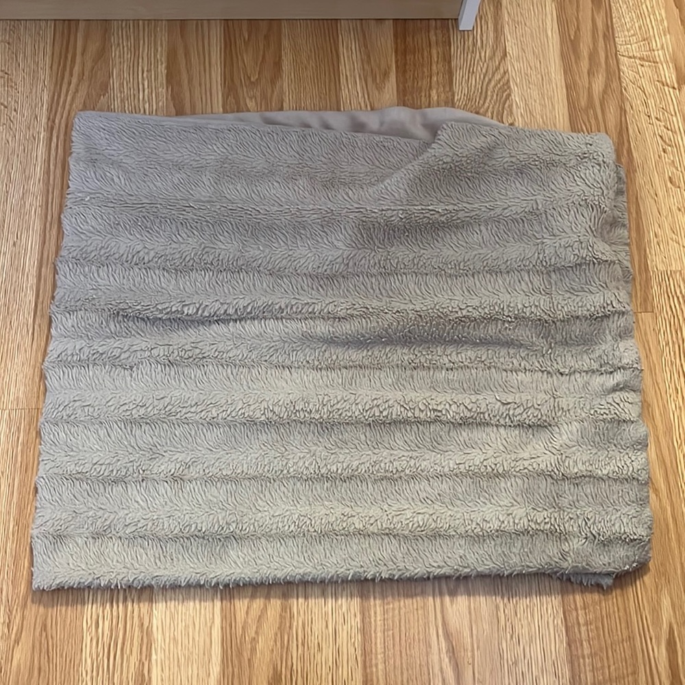 Faux fur throw blanket
